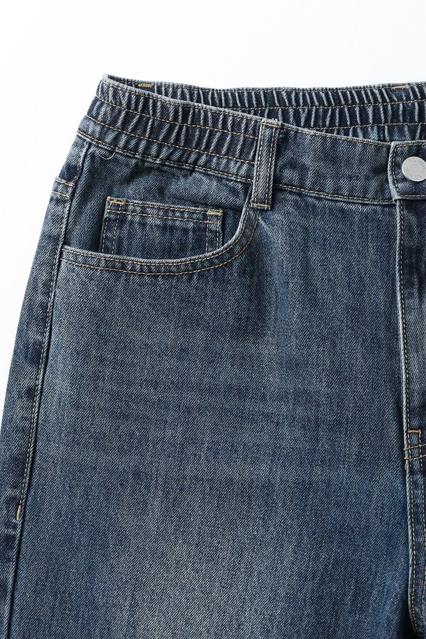 남성 배기핏 데님 팬츠(HB7DP02)는 캐주얼하고 미니멀한 스타일을 연출하기 좋은 아이템입니다. 봄, 가을 시즌에 적합하며, 톤 다운된 블루 컬러와 넉넉한 루즈핏으로 편안한 착용감을 선사합니다. 두꺼운 두께감의 데님 소재로 제작되어 뻣뻣한 촉감이 특징이며, 워싱 가공으로 빈티지한 멋을 더했습니다. 무지 디자인으로 다양한 상의와 손쉽게 매치하여 데일리룩을 완성할 수 있습니다.
