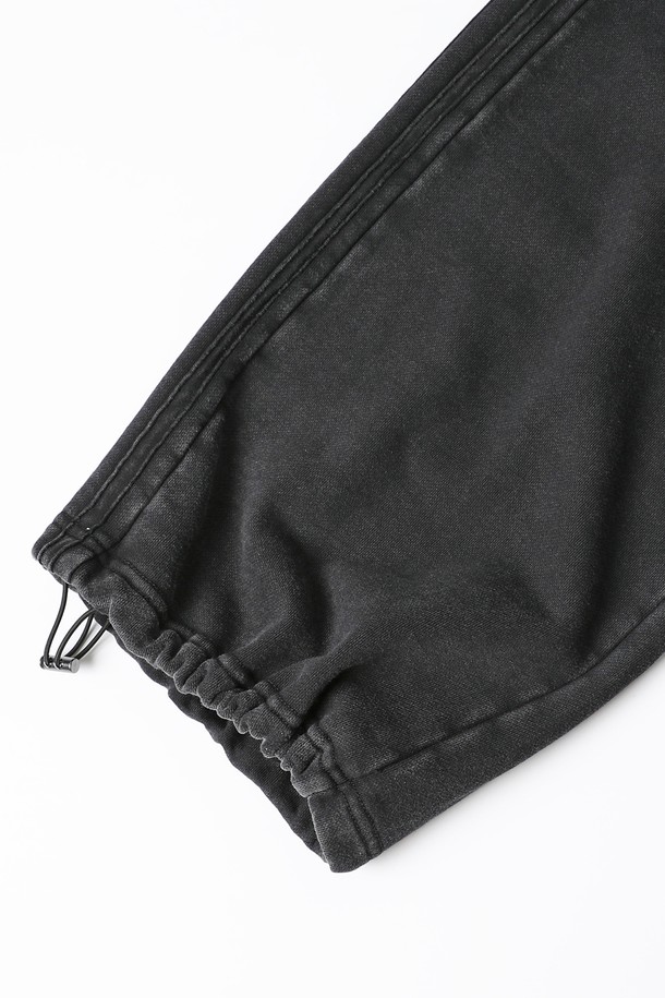 남성 풀밴딩 쭈리 팬츠(HB8LPA1)는 편안한 착용감을 선사하는 루즈핏 긴바지입니다. 부드러운 면 소재에 두꺼운 두께감으로 봄, 가을, 겨울 모두 활용 가능하며, 일상복으로 적합합니다. 밴딩 처리로 활동성을 높였으며, 쭈리 원단 특유의 포근한 촉감이 특징입니다. 차콜 색상의 무지 디자인으로 캐주얼하고 미니멀한 스타일을 연출하여 집콕룩, 산책룩 등 편안한 TPO에 잘 어울립니다.
