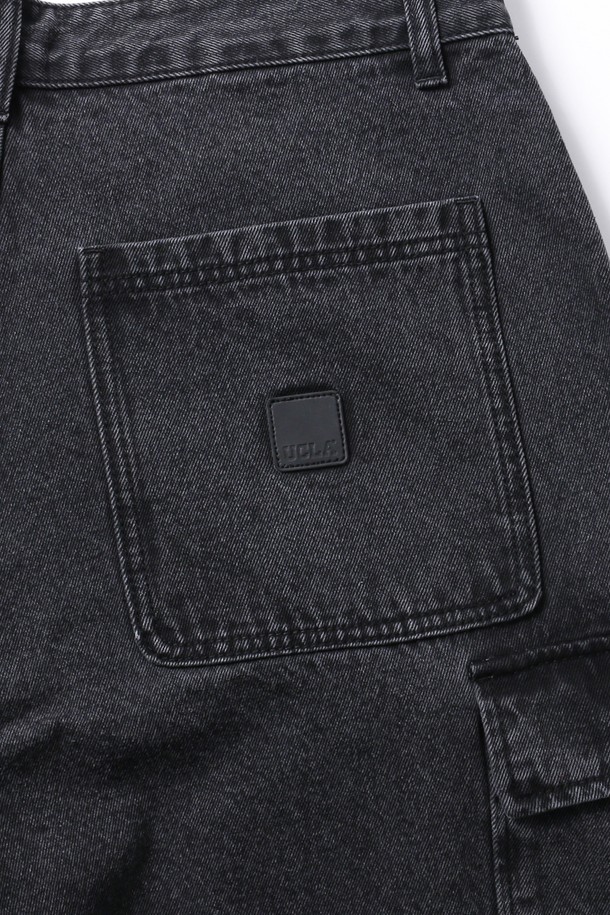 남녀공용 데일리 스몰로고 데님 원턱 와이드핏 팬츠[DK-GREY](UB8DP01_36)는 캐주얼과 미니멀 스타일을 모두 아우르는 데님 팬츠입니다. 다크그레이 컬러의 이 바지는 사계절 내내 활용 가능하며, 일상에서 편안하게 착용할 수 있습니다. 스몰 로고 디테일이 돋보이며, 와이드핏 디자인으로 트렌디한 스타일을 연출합니다. 원턱 디테일이 편안한 착용감을 제공하며, 데님 소재로 제작되어 튼튼합니다.
