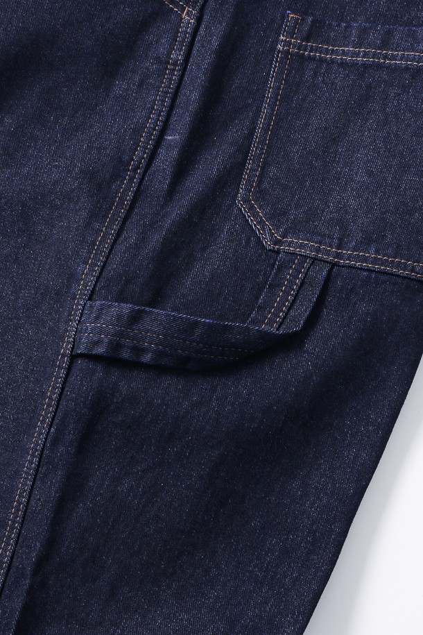 남녀공용 프레피 와이드 헤머루프 데님 팬츠[DP-INDIGO](UB8DP02_08)는 사계절 내내 활용하기 좋은 데님 팬츠입니다. 인디고 컬러의 무지 디자인으로 어떤 상의에도 잘 어울리며, 와이드 핏으로 편안한 착용감을 선사합니다. 프레피 스타일을 연출하기에 좋으며, 헤머루프 디테일이 특징입니다. 캐주얼, 프레피, 미니멀 스타일을 즐겨 입는 분들께 추천합니다. 넉넉한 와이드 핏으로 활동성을 높였습니다.
