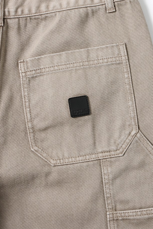 남녀공용 프레피 와이드 헤머루프 데님 팬츠[BEIGE](UB8DP02_25)는 편안함과 스타일을 동시에 잡은 데님 팬츠입니다. 베이지 컬러의 무지 디자인으로 어떤 상의에도 잘 어울리며, 봄, 가을에 착용하기 좋습니다. 와이드 핏으로 활동성을 높였으며, 헤머루프 디테일이 특징입니다. 프레피, 미니멀, 클래식 스타일을 연출하기에 적합하며, 데님 소재 특유의 견고함과 자연스러운 멋을 느낄 수 있습니다. 일상생활에서 편안하게 착용할 수 있는 아이템입니다.
