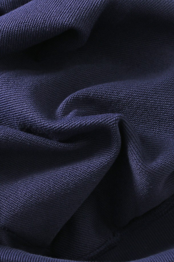 네이비 컬러의 남녀공용 프레피 릴 베어 후디입니다. 캐주얼하면서도 프레피한 스타일을 연출하기 좋으며, 가을과 겨울에 따뜻하게 입을 수 있습니다. 릴랙스 핏으로 편안한 착용감을 선사하며, 크롭 기장으로 트렌디함을 더했습니다. 후드 디자인과 곰 캐릭터 프린트가 귀여운 포인트를 더하는 긴소매 후드티셔츠입니다. 데일리룩으로 활용하기 좋은 아이템입니다.
