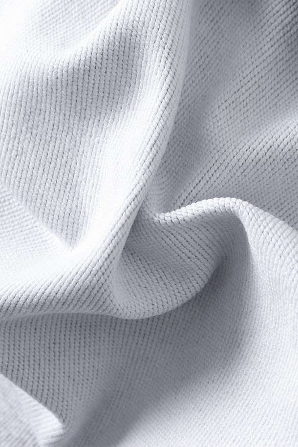 남녀공용 프레피 릴 베어 후디[M-GREY](UBALT37_51)는 부드러운 면 소재로 제작되어 편안한 착용감을 선사합니다. 릴랙스핏으로 디자인되어 활동성이 뛰어나며, 후드 디자인과 긴 소매로 간절기부터 겨울까지 따뜻하게 입을 수 있습니다. 그레이 색상에 귀여운 베어 캐릭터 프린트가 더해져 캐주얼하면서도 프레피한 스타일을 연출합니다. 캠핑룩이나 집콕룩 등 다양한 TPO에 활용 가능하며, 미니멀한 스타일을 선호하는 분들께도 추천합니다. 두꺼운 두께감으로 포근함을 더했습니다.
