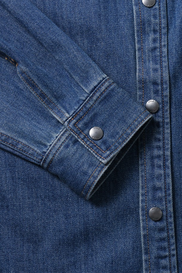 남녀공용 레트로 프레피 데님 셔츠[MD-INDIGO](UB8LS21_05)는 빈티지한 감성을 담은 인디고 컬러의 데님 셔츠입니다. 봄, 가을 시즌에 적합하며, 레트로와 프레피 스타일을 동시에 연출할 수 있습니다. 뻣뻣한 촉감의 두꺼운 데님 소재로 제작되었으며, 오버핏으로 편안한 착용감을 선사합니다. 카라 디자인에 긴소매, 무지 패턴으로 깔끔함을 더했으며, 버튼 여밈 방식으로 클래식한 매력을 더했습니다. 일상복으로 활용하기 좋은 디자인입니다.
