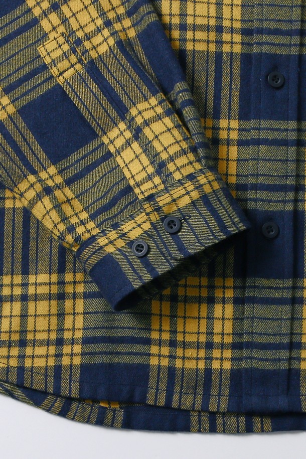 남녀공용 스트릿 심볼라벨 체크셔츠[MUSTARD](UB9LS21_79)는 가을, 겨울 시즌에 어울리는 레귤러핏 셔츠입니다. 머스타드와 블랙 두 가지 색상으로 출시되었으며, 캐주얼과 스트릿 스타일을 모두 소화할 수 있습니다. 두꺼운 두께감의 면 소재로 제작되어 따뜻하고 편안한 착용감을 제공하며, 체크 패턴과 긴 소매가 특징입니다. 카라넥 디자인에 심볼라벨 디테일이 더해져 개성 있는 스타일을 연출합니다. 일상생활에서 폭넓게 활용하기 좋은 아이템입니다.
