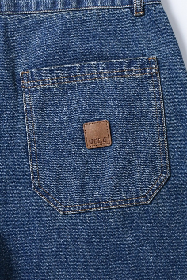 **남녀공용 레트로 프레피 더블니 데님 팬츠[MD-INDIGO](UB8DP21_05)는 빈티지한 감성을 자극하는 데님 반바지입니다.** 인디고 컬러의 데님 소재로 제작되었으며, 레트로와 프레피 스타일을 동시에 연출할 수 있습니다. 허벅지 부분에 덧대어진 더블니 디테일이 특징이며, 레귤러핏으로 편안한 착용감을 선사합니다. 봄, 가을 시즌에 활용하기 좋으며, 무지 패턴으로 다양한 상의와 손쉽게 매치할 수 있습니다. 뻣뻣한 촉감의 데님 소재가 클래식한 무드를 더합니다.
