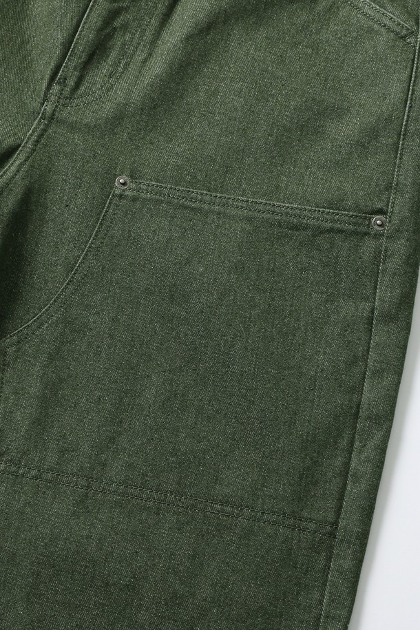 남녀공용 레트로 프레피 더블니 데님 팬츠[KHAKI](UB8DP21_65)는 봄, 가을에 어울리는 데이트룩 연출을 위한 필수 아이템입니다. 100% 데님 소재, 두꺼운 두께감과 뻣뻣한 촉감으로 탄탄한 착용감을 선사하며, 루즈핏 와이드 실루엣으로 편안한 활동성을 보장합니다. 카키 컬러의 무지 디자인에 더블니 디테일이 더해져 레트로, 프레피, 캐주얼 스타일을 모두 소화할 수 있습니다. 
