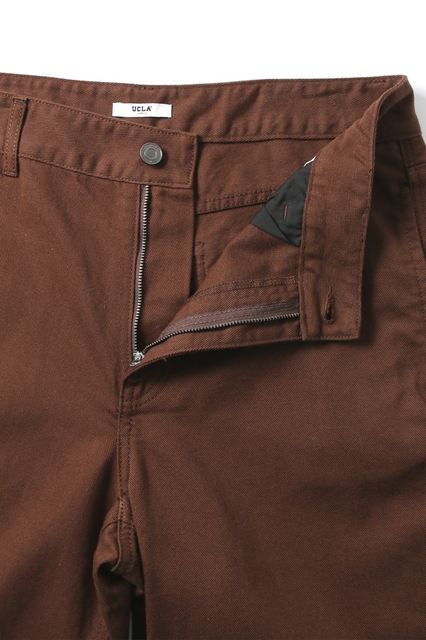 남녀공용 프레피 오버 와이드 칼라 데님 팬츠[BROWN](UB8DP20_55)는 프레피 스타일을 지향하는 분들을 위한 브라운 컬러의 데님 팬츠입니다. 넉넉한 오버핏과 와이드 실루엣으로 편안한 착용감을 선사하며, 봄, 가을 시즌에 활용하기 좋습니다. 데님 소재 특유의 견고함과 무지 패턴으로 다양한 상의와 손쉽게 매치할 수 있습니다. 출근룩과 모임룩 등 TPO에 구애받지 않고 캐주얼, 프레피, 미니멀 스타일을 모두 소화 가능합니다. 칼라 디테일이 돋보이는 디자인으로, 개성 있는 스타일을 연출해보세요.
