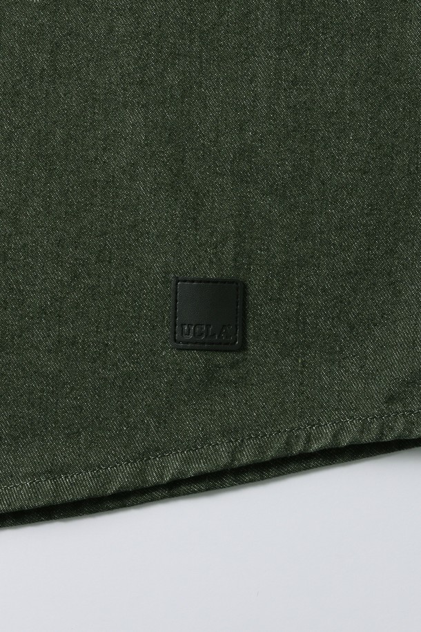 남녀공용 레트로 프레피 데님 셔츠[KHAKI](UB8LS21_65)는 봄, 가을에 어울리는 두꺼운 데님 소재의 카키 컬러 셔츠입니다. 레귤러핏으로 제작되었으며, 셔츠 특유의 뻣뻣한 촉감이 특징입니다. 긴 소매와 카라넥 디자인으로 클래식하면서도 레트로, 캐주얼한 스타일을 연출합니다. 버튼다운 디테일이 돋보이며, 출근룩과 데이트룩에 모두 활용하기 좋습니다. 무지 패턴으로 다양한 하의와 쉽게 매치할 수 있습니다.
