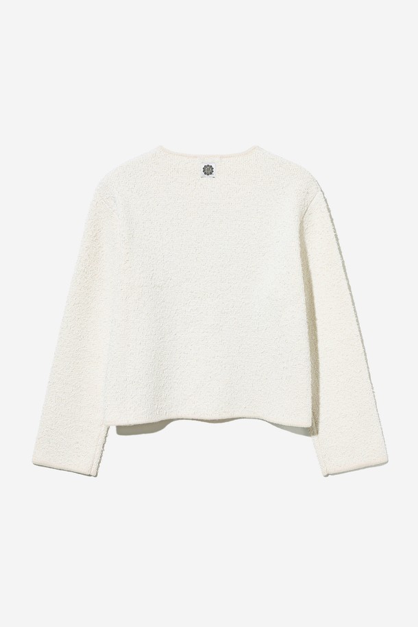 여성 프레피 메달리온 수츠 카디건[CREAM] (UB8GD50_21)은 부드러운 니트 소재로 제작되어 봄, 가을에 착용하기 좋은 얇은 두께의 크롭 기장 카디건입니다. 라운드넥 디자인에 긴 소매, 레귤러핏으로 제작되었으며, 클래식하고 프레피한 무드를 연출합니다. 무지 패턴에 메달리온 디테일이 포인트로 더해져 세련된 느낌을 줍니다. 데이트룩이나 모임룩에 활용하여 미니멀하면서도 스타일리시한 룩을 완성해 보세요. 버튼 여밈 방식으로 간편하게 착용할 수 있습니다.
