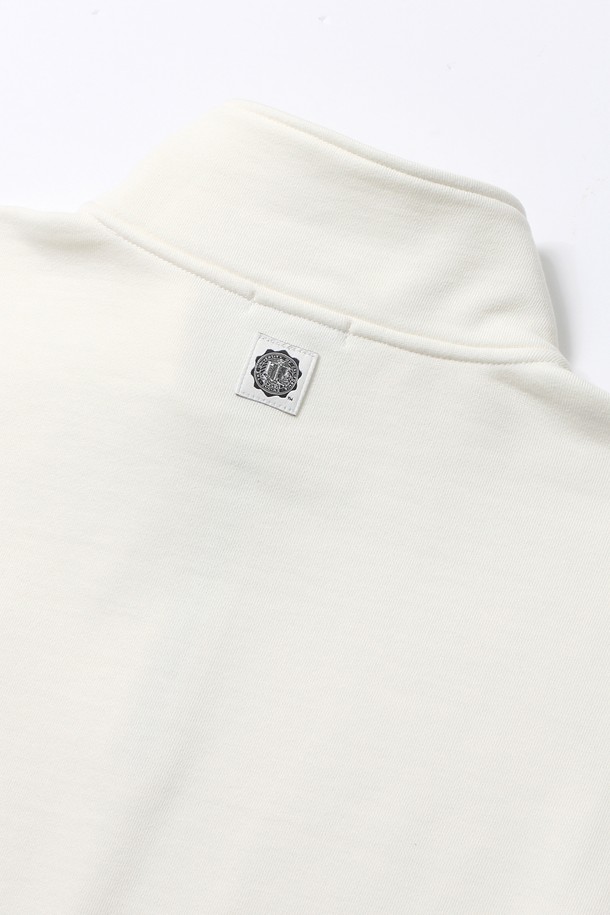 남녀공용 데일리 스몰로고 하프집업[CREAM](UB9LT37_21)은 부드러운 촉감의 면 소재로 제작되어 편안한 착용감을 선사합니다. 베이직한 디자인에 캐주얼한 스타일을 더해 데일리룩 또는 일상복으로 활용하기 좋습니다. 크림 컬러에 스몰 로고 패턴이 은은하게 포인트가 되어 미니멀한 매력을 더합니다. 긴 소매와 하프넥 디자인, 레귤러핏으로 봄, 가을 시즌에 활용하기 좋은 아이템입니다. 집업 스타일로 간편하게 착용 가능합니다.
