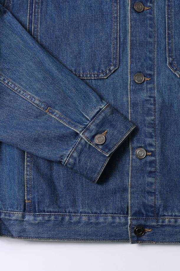 남녀공용 레트로 프레피 데님 트러커 재킷[MD-INDIGO](UB9DJ03_05)은 유행을 타지 않는 디자인으로, 데이트룩과 모임룩을 위한 완벽한 아이템입니다. 뻣뻣한 촉감의 두꺼운 데님 소재로 제작되어 튼튼하며, 워싱 디테일이 빈티지한 멋을 더합니다. 레귤러핏으로 편안하게 착용 가능하며, 버튼 여밈 방식으로 클래식한 매력을 선사합니다. 봄, 가을 시즌에 어울리는 긴 소매 크롭 기장의 인디고 컬러 데님 재킷으로, 레트로, 클래식, 캐주얼 스타일을 모두 소화할 수 있습니다.
