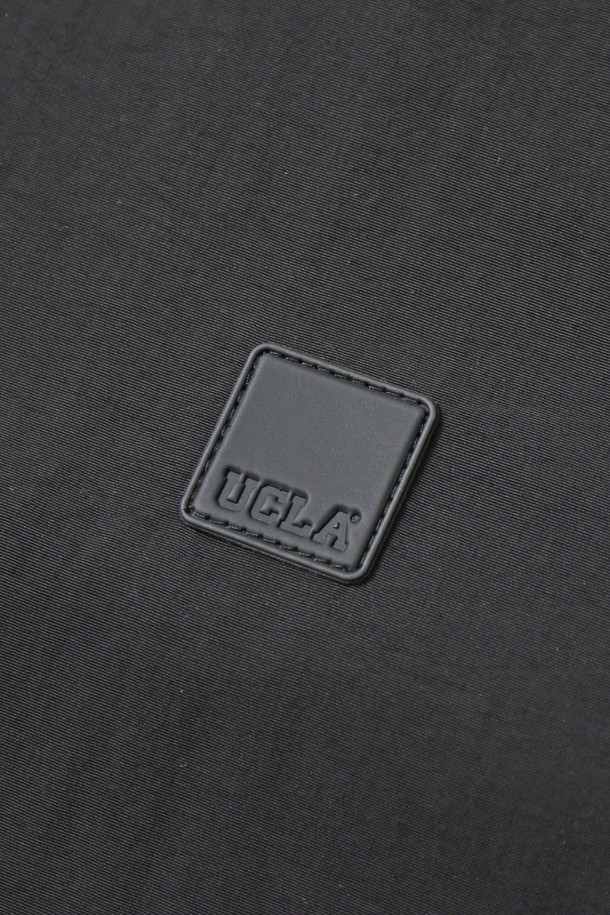 남녀공용 레트로 프레피 홑겹 셔켓[BLACK](UB8UJ20_39)은 봄, 가을에 어울리는 얇은 두께의 블랙 컬러 셔켓입니다. 남녀 모두 착용 가능한 오버핏 디자인으로, 레트로, 프레피 스타일을 연출하기 좋습니다. 데이트룩, 미니멀한 스타일을 선호하는 분들께 추천하며, 무지 패턴에 버튼 여밈 방식과 긴 소매 기장, 크롭 기장으로 세련된 핏을 제공합니다. 홑겹으로 제작되어 가볍게 걸치기 좋고, 다양한 TPO에 활용할 수 있습니다.
