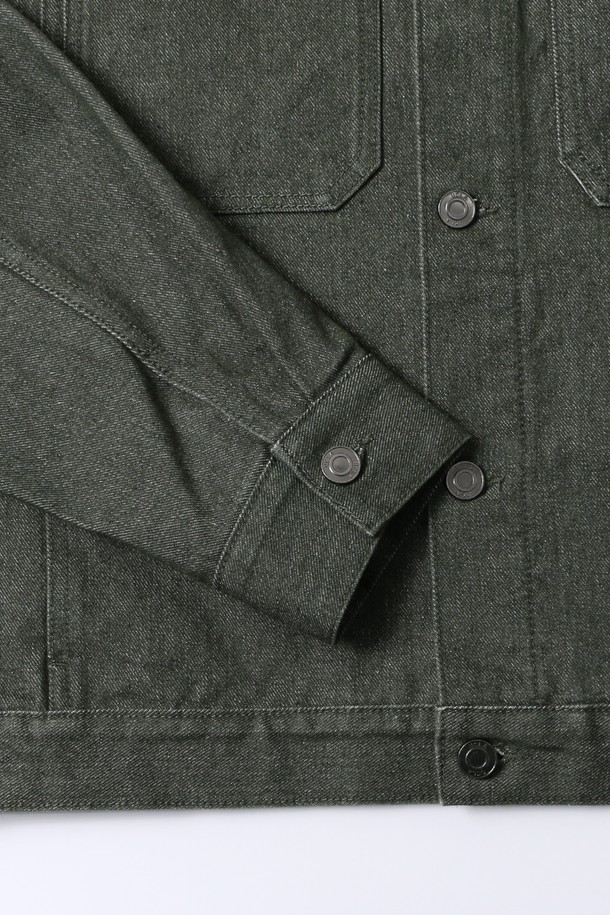 남녀공용 레트로 프레피 데님 트러커 재킷[KHAKI](UB9DJ03_65)은 캐주얼한 스타일을 추구하는 분들을 위한 아이템입니다. 카키 색상의 무지 데님 소재로 제작되었으며, 봄, 가을에 적합한 두꺼운 두께감을 자랑합니다. 레귤러핏으로 편안하게 착용 가능하며, 크롭 기장과 버튼 여밈 방식, 그리고 포켓 디테일이 특징입니다. 뻣뻣한 촉감과 긴 소매 기장이 레트로 무드를 더하며 프레피 스타일을 연출하기 좋습니다.
