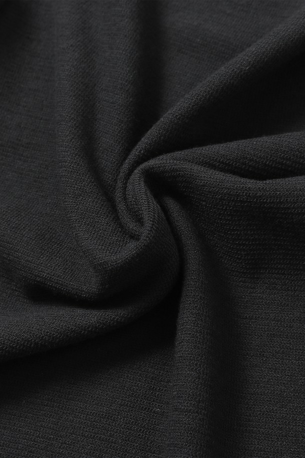 남성 베이직 코튼 라운드넥 긴팔 티셔츠(HB9LT05)는 부드러운 촉감의 면 50%와 폴리에스터 50% 혼방 소재로 제작되어 편안한 착용감을 선사합니다. 베이직한 디자인으로 캐주얼, 미니멀, 클래식 등 다양한 스타일 연출에 용이하며, 봄, 여름, 가을 계절에 활용하기 좋습니다. 릴랙스 핏과 레귤러 기장으로 편안한 활동성을 보장하며, 주름 방지 기능으로 관리가 용이합니다. 아이보리, LT-그레이, 블랙, 스카이 블루의 네 가지 다채로운 컬러 옵션으로 만나보세요. 라운드넥과 긴 소매 디자인으로 어떤 코디에도 활용하기 좋은 기본 아이템입니다.
