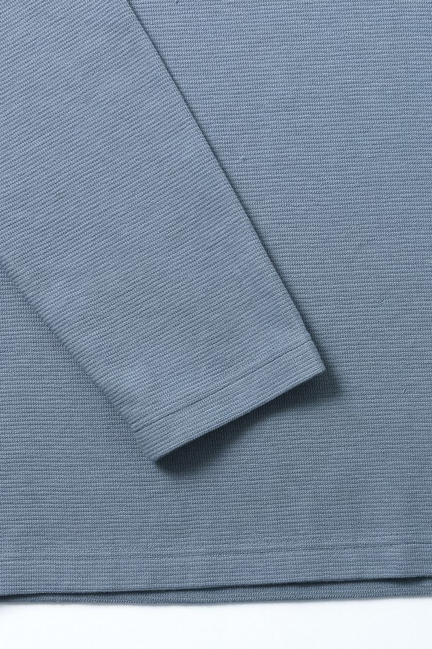 **남성 베이직 코튼 라운드넥 긴팔 티셔츠(HB9LT05)**는 부드러운 촉감의 면 소재로 제작되어 봄, 가을, 겨울에 활용하기 좋은 남성용 긴팔 티셔츠입니다. 베이직하고 미니멀한 스타일로, 데일리 캐주얼룩을 연출하기에 적합합니다. 레귤러핏과 레귤러 기장으로 편안한 착용감을 제공하며, 라운드넥 디자인이 특징입니다. 그레이 컬러, 무지 패턴으로 어떤 스타일에도 쉽게 매치할 수 있어 활용도가 높습니다. 겨울 데일리룩에 안성맞춤인 이 티셔츠는 부드러운 촉감으로 편안하게 착용할 수 있습니다.
