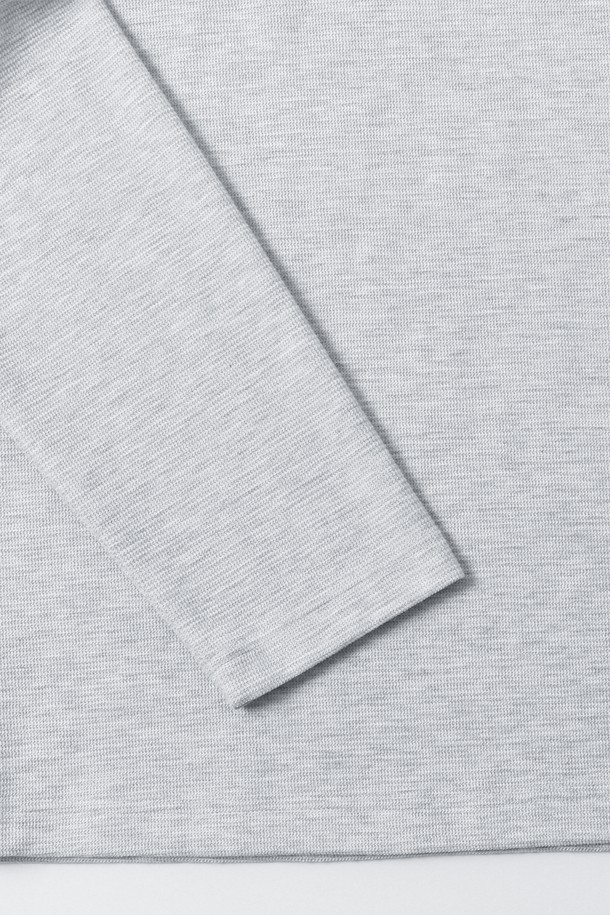 남성 베이직 코튼 라운드넥 긴팔 티셔츠(HB9LT05)는 일상, 출근룩, 겨울 데일리룩에 적합한 남성용 티셔츠입니다. 면과 폴리에스터 혼방 소재로 제작되어 부드러운 촉감과 적당한 두께감을 제공하며, 봄, 여름, 가을, 겨울 사계절 모두 활용 가능합니다. 무지 디자인에 레귤러 기장, 보통 핏으로 미니멀, 캐주얼, 클래식 스타일을 연출하기 좋습니다. 라운드넥과 긴 소매 디자인은 편안함을 더하며, 신축성이 있어 활동성을 높였습니다. 아이보리, LT-GREY, 블랙, 스카이 블루 4가지 색상으로 출시되었습니다.
