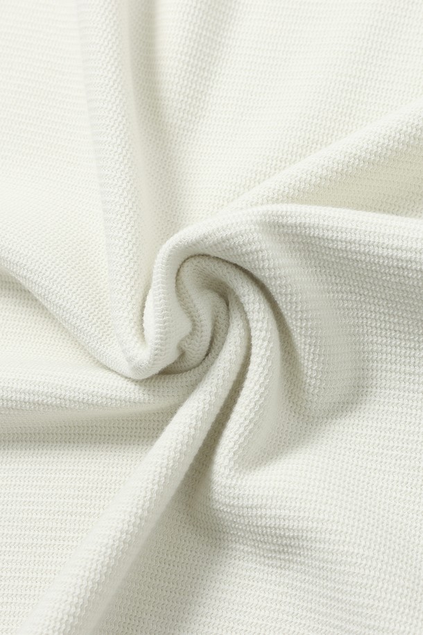 남성 베이직 코튼 라운드넥 긴팔 티셔츠(HB9LT05)는 부드러운 촉감의 면 소재로 제작되어 봄, 가을 시즌에 활용하기 좋은 얇은 두께의 긴팔 티셔츠입니다. 깔끔한 무지 디자인과 레귤러핏으로 제작되어 캐주얼, 미니멀, 클래식 스타일을 모두 소화할 수 있습니다. 라운드넥 디자인으로 데이트룩, 출근룩 등 다양한 TPO에 활용하기 좋으며, 베이직한 디자인으로 어떤 스타일에도 쉽게 매치할 수 있습니다. 화이트 컬러로 출시되어 다양한 하의와 조합하여 폭넓은 코디를 연출할 수 있는 기본 아이템입니다.
