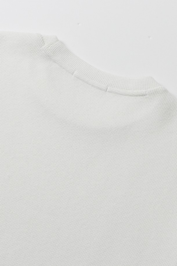 부드러운 기모 안감으로 포근함을 더한 남성용 긴소매 베이직 티셔츠(HB9LT06)입니다. 쌀쌀한 가을, 겨울철 일상과 출근룩에 활용하기 좋은 아이템입니다. 라운드넥 디자인과 레귤러 기장으로 어떤 스타일에도 자연스럽게 어울립니다. 미니멀, 클래식, 캐주얼 등 다양한 스타일 연출이 가능하며, 무지 디자인의 화이트 컬러로 깔끔함을 더했습니다. 두꺼운 두께감으로 보온성을 높여 추운 날씨에도 따뜻하게 착용할 수 있습니다.
