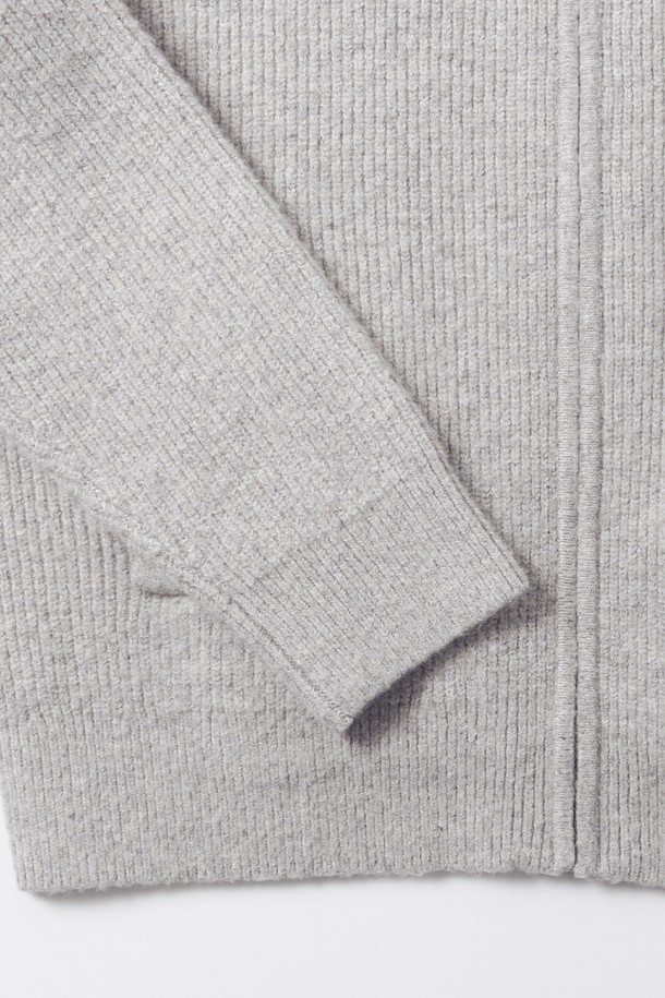 남성 하이넥 풀집업 카디건(HBAGD42)입니다. 부드러운 촉감의 아크릴, 폴리에스터, 폴리우레탄 혼방 소재로 제작되어 봄, 가을, 겨울 시즌에 착용하기 좋습니다. 하찌 조직과 밀란지 느낌의 원사가 돋보이며, 하이넥 디자인과 루즈핏으로 편안한 착용감을 선사합니다. 집업 스타일로 간편하게 여밀 수 있으며, 지퍼를 내려 카라 형태로도 연출하여 다양한 스타일을 연출할 수 있습니다. 미니멀, 클래식, 캐주얼 스타일을 즐기는 남성분들께 데이트룩, 겨울 데일리룩으로 추천합니다.
