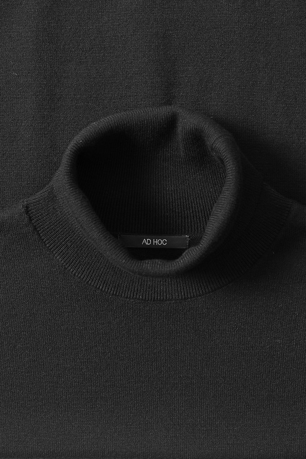 남성 베이직 터틀넥 니트(HBALK91)는 가을과 겨울, 쌀쌀한 계절에 포근함과 스타일을 동시에 선사하는 남성용 니트입니다. 부드러운 니트 소재로 제작되어 뛰어난 착용감을 자랑하며, 베이직한 디자인과 블랙 컬러는 어떤 스타일에도 쉽게 매치할 수 있습니다. 쌀쌀한 날씨에 출근룩이나 데이트룩에 세련된 클래식, 미니멀, 캐주얼 스타일을 더해보세요. 레귤러 기장의 베이직핏으로 제작되었으며, 긴 소매와 터틀넥 디자인이 보온성을 높여줍니다.
