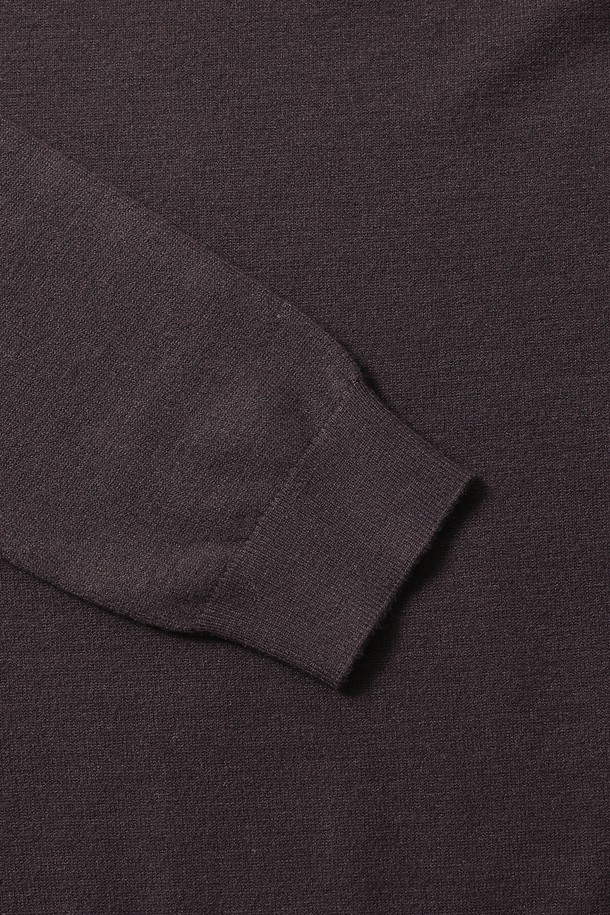 남성 베이직 터틀넥 니트(HBALK91)는 가을, 겨울 시즌에 어울리는 남성용 니트 스웨터입니다. 부드러운 울 소재로 제작되어 뛰어난 착용감을 선사하며, 레귤러핏과 긴 소매 기장으로 편안한 활동성을 보장합니다. 베이직한 디자인에 브라운 컬러와 무지 패턴이 더해져 다양한 스타일의 연출이 가능하며, 출근룩이나 데이트룩과 같은 TPO에 폭넓게 활용할 수 있습니다. 클래식, 미니멀, 캐주얼 등 어떤 스타일에도 잘 어울리는 활용도 높은 아이템입니다. 두꺼운 두께감의 터틀넥 디자인으로 따뜻함과 스타일을 동시에 잡을 수 있습니다.
