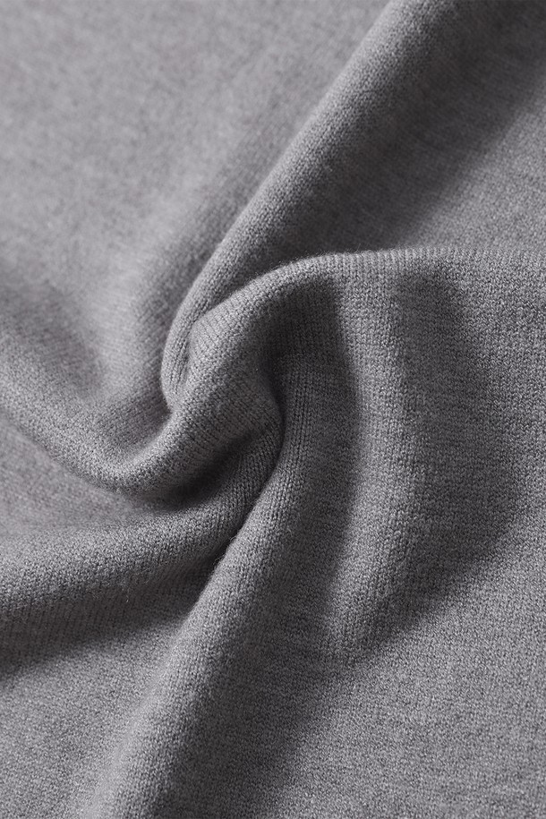 남성 베이직 터틀넥 니트(HBALK91)는 가을, 겨울 시즌에 어울리는 남성용 니트 스웨터입니다. 울 소재로 제작되어 부드러운 촉감을 선사하며, 레귤러핏과 긴 소매 기장으로 편안한 착용감을 제공합니다. 베이직하고 미니멀한 스타일의 디자인으로, 출근룩 및 비즈니스 캐주얼에 활용하기 좋습니다. 그레이 컬러의 무지 패턴에 두꺼운 두께감과 터틀넥 디자인으로 클래식하고 세련된 분위기를 연출합니다.
