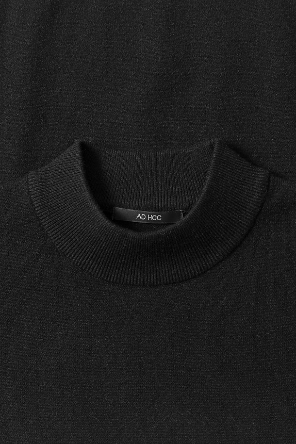 세련된 남성 스타일을 완성할 모크넥 스웨터(HBALK90)입니다. 부드러운 니트 소재로 제작되어 뛰어난 착용감을 선사하며, 가을과 겨울철 따뜻하게 몸을 감싸줍니다. 미니멀하고 베이직한 디자인으로 다양한 룩에 매치하기 용이하며, 레귤러핏과 긴소매, 무지 패턴이 세련된 분위기를 더합니다. 두꺼운 두께감과 모크넥 디자인은 보온성을 높여주어 쌀쌀한 날씨에도 든든하게 착용할 수 있습니다. 일상 속에서 편안하면서도 스타일리시하게 연출해보세요.
