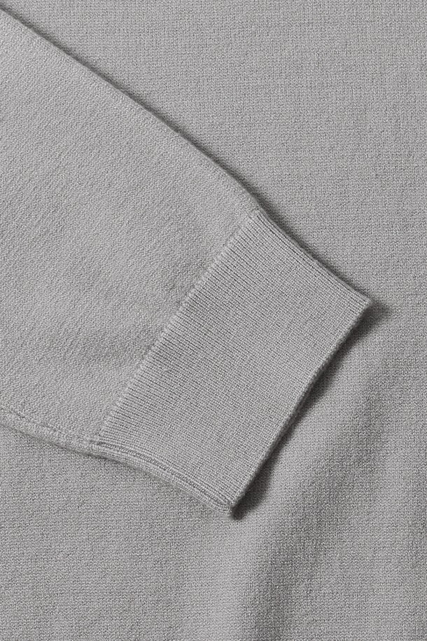 남성 모크넥 스웨터(HBALK90)는 가을과 겨울에 착용하기 좋은 남성용 니트 스웨터입니다. 부드러운 촉감의 니트 소재로 제작되었으며, 레귤러핏에 긴 소매 기장으로 편안한 착용감을 선사합니다. 차분하고 세련된 그레이 컬러와 미니멀한 디자인은 어떤 옷에도 잘 어울려 일상 및 출근룩에 활용하기 좋습니다. 모크넥 디자인으로 보온성을 높였으며, 두꺼운 두께감으로 따뜻하게 착용할 수 있습니다. 베이직한 스타일로 유행을 타지 않고 오랫동안 즐겨 입을 수 있는 아이템입니다.
