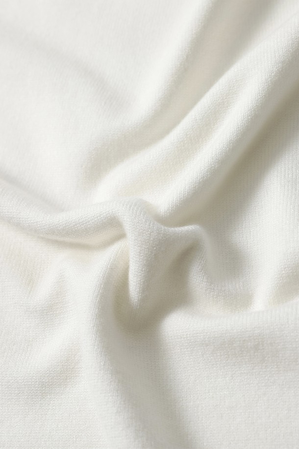 남성 모크넥 스웨터(HBALK90)는 가을과 겨울에 따뜻하게 착용할 수 있는 두꺼운 니트 소재의 긴소매 스웨터입니다. 부드러운 촉감의 레귤러핏으로 제작되었으며, 미니멀하고 베이직한 스타일을 연출합니다. 깔끔한 무지 디자인과 모크넥 라인이 특징이며, 출근룩이나 비즈니스 캐주얼에 활용하기 좋습니다. 다양한 스타일을 소화할 수 있는 활용도 높은 아이템으로, 미니멀, 클래식, 캐주얼 룩을 즐겨 입는 남성분들께 추천합니다. 화이트 컬러로 어떤 하의에도 매치하기 용이합니다.
