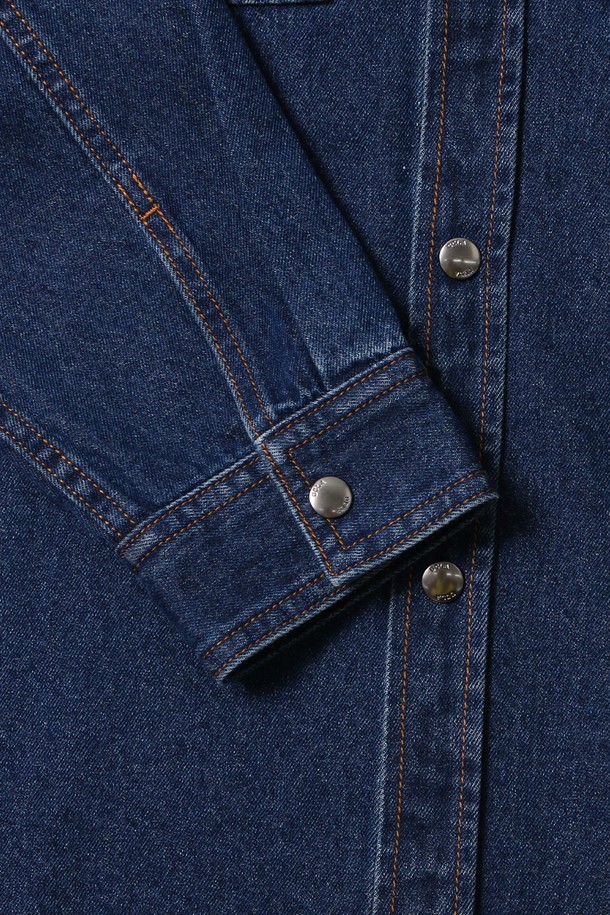 남녀공용 프레피 베이직 데님 셔츠[MD-INDIGO](UB9LS20_05)는 봄, 가을에 착용하기 좋은 두꺼운 두께감의 레귤러핏 데님 셔츠입니다. 인디고 컬러의 무지 디자인으로, 차이나칼라와 긴소매가 특징입니다. 뻣뻣한 촉감의 데님 소재로 제작되었으며, 포켓 디테일이 더해져 클래식, 미니멀, 프레피 스타일을 연출할 수 있습니다. 출근룩과 데이트룩에 활용하기 좋은 아이템입니다. 버튼 여밈 방식으로 간편하게 착용 가능합니다.
