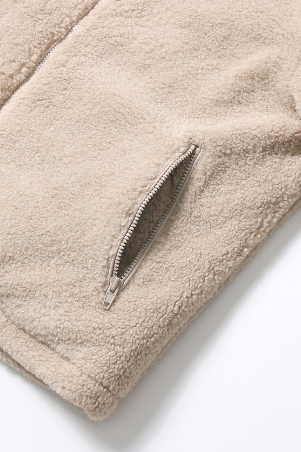 남녀공용 스트릿 써클로고 플리스 패딩 점퍼[BEIGE](UBAUJ27_25)는 가을, 겨울 시즌에 어울리는 오버핏 패딩 점퍼입니다. 부드러운 플리스 소재와 안감 킬팅 처리로 포근한 착용감을 선사하며, 하이넥 디자인으로 보온성을 높였습니다. 넉넉한 핏과 베이지 컬러, UCLA 로고 자수, 양쪽 지퍼 포켓 등의 디테일이 스트릿, 캐주얼 스타일을 연출합니다. 여행룩, 캠핑룩, 시티보이 룩 등 다양한 TPO에 활용 가능하며, 지퍼형 여밈 방식으로 편안하게 착용할 수 있습니다. 긴 소매 기장의 레귤러 기장으로 제작되었습니다.
