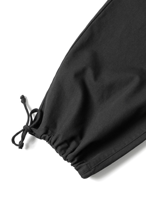 남녀공용 레트로 프레피 우븐 와이드 워크 팬츠[BLACK](UB9LP21_39)는 봄, 가을 시즌에 어울리는 워크 팬츠입니다. 블랙 컬러의 무지 디자인으로, 레트로와 프레피 스타일을 동시에 연출할 수 있습니다. 우븐 소재로 제작되어 편안한 착용감을 선사하며, 와이드핏으로 트렌디한 스타일을 완성합니다. 일상복으로 활용하기 좋으며, 다양한 상의와 매치하여 클래식한 룩을 연출할 수 있습니다. 
