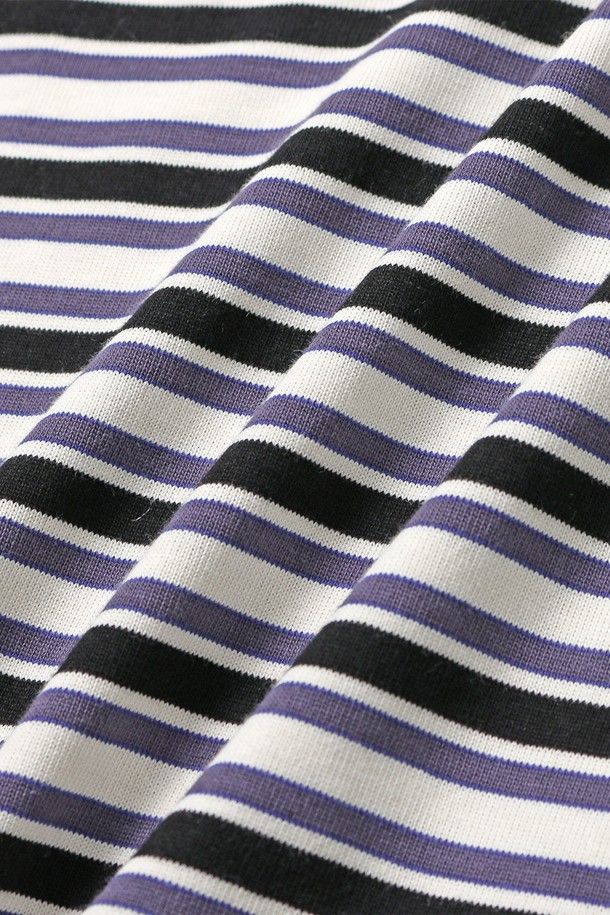 [UCLA] 여성 멀티스트라이프 럭비 칼라넥 티셔츠[BLACK](UBALT56_39)는 캐주얼, 스포티, 클래식 스타일을 아우르는 여성용 티셔츠입니다. 봄, 가을에 어울리는 긴소매 레귤러핏 디자인으로, 블랙과 화이트 컬러의 멀티스트라이프 패턴이 돋보입니다. 부드러운 면 소재로 제작되어 편안한 착용감을 선사하며, 칼라넥 디테일과 럭비 스타일이 특징입니다. 일상복으로 활용하기 좋은, 스타일리시한 레귤러 기장의 티셔츠입니다.
