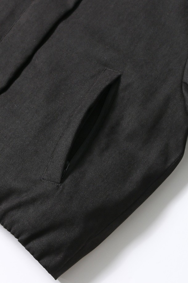 여성 데일리 속사시 숏 패딩 재킷[BLACK](UBAUJ50_39)은 겨울철 추위를 막아줄 루즈핏 숏 패딩입니다. 부드러운 촉감의 나일론 소재로 제작되었으며, 캐주얼하고 베이직한 스타일을 연출합니다. 하이넥 디자인과 지퍼 여밈 방식으로 편안하게 착용할 수 있으며, 블랙 컬러의 무지 디자인으로 어떤 옷에도 쉽게 매치할 수 있습니다. 넉넉한 핏과 두꺼운 두께감으로 따뜻함을 제공하며, 숏패딩 특유의 경쾌한 느낌을 더합니다. 일상복으로 활용하기 좋은 실용적인 아이템입니다.
