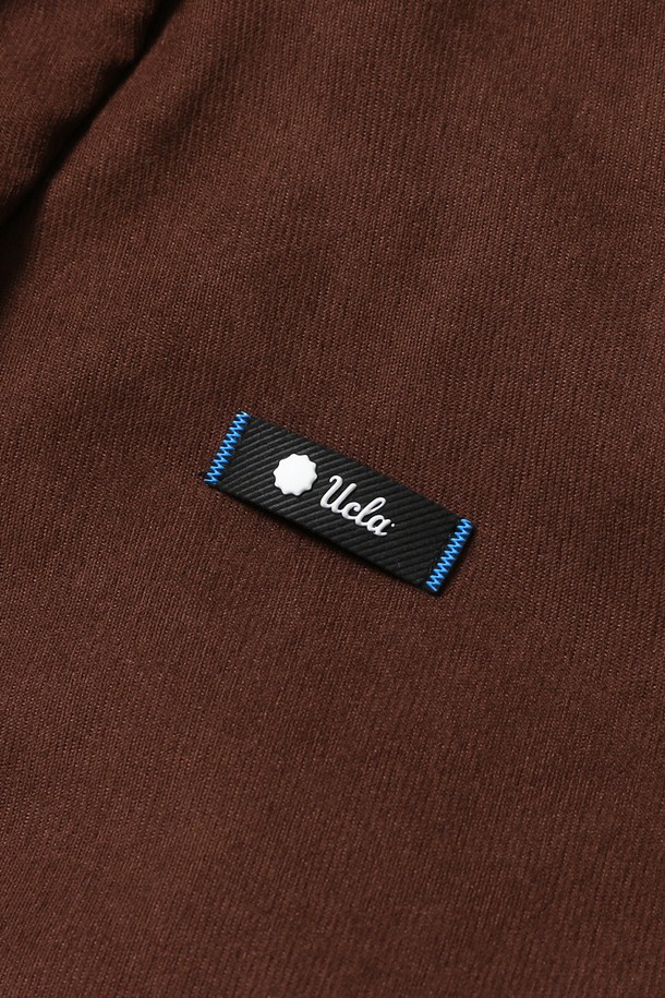 여성 데일리 속사시 숏 패딩 재킷[BROWN](UBAUJ50_55)은 추운 겨울, 포근하고 스타일리시하게 연출하기 좋은 아우터입니다. 부드러운 촉감의 폴리에스테르 소재로 제작되어 편안한 착용감을 선사하며, 넉넉한 루즈핏과 숏 기장으로 활동성을 높였습니다. 브라운 컬러의 무지 디자인은 어떤 스타일에도 쉽게 매치할 수 있는 베이직한 매력을 더합니다. 퍼프 소매와 스탠드 칼라 디테일이 돋보이며, 집업 방식으로 간편하게 여밀 수 있습니다. 집콕룩, 산책룩 등 데일리룩에 활용하기 좋은 캐주얼, 미니멀, 클래식 스타일의 숏패딩입니다.
