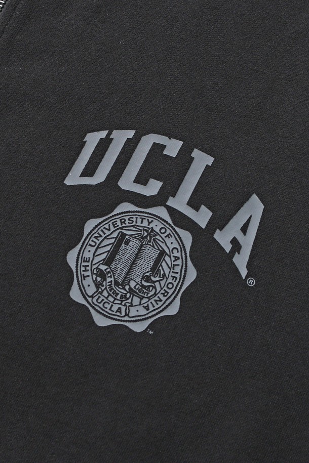 남녀공용 레트로 프레피 후드집업[블랙](UBBGD90_39)은 봄, 가을에 착용하기 좋은 두꺼운 면 소재의 후드집업입니다. 레트로 무드와 프레피 스타일을 결합하여 캐주얼한 느낌을 줍니다. 블랙 컬러에 로고 패턴이 돋보이며, 긴 소매와 레귤러핏으로 편안하게 착용할 수 있습니다. 크롭 기장으로 트렌디함을 더했으며, 후드와 포켓 디테일이 실용성을 높였습니다. 
