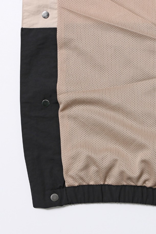 남녀공용 스포티브 배색 바람막이[BEIGE](UB9UJ20_25)는 일상 및 스포츠 활동에 적합한 아우터입니다. 베이지 및 블랙 컬러 배색으로 스포티한 무드를 연출하며, 봄, 가을 간절기에 활용하기 좋습니다. 얇은 두께의 나일론 소재로 제작되어 가볍고 편안하며, 방풍 기능을 갖춰 활동성을 높였습니다. 레귤러핏과 집업 스타일로 편안한 착용감을 선사하며, 배색 디자인이 돋보이는 긴 소매 바람막이입니다.
