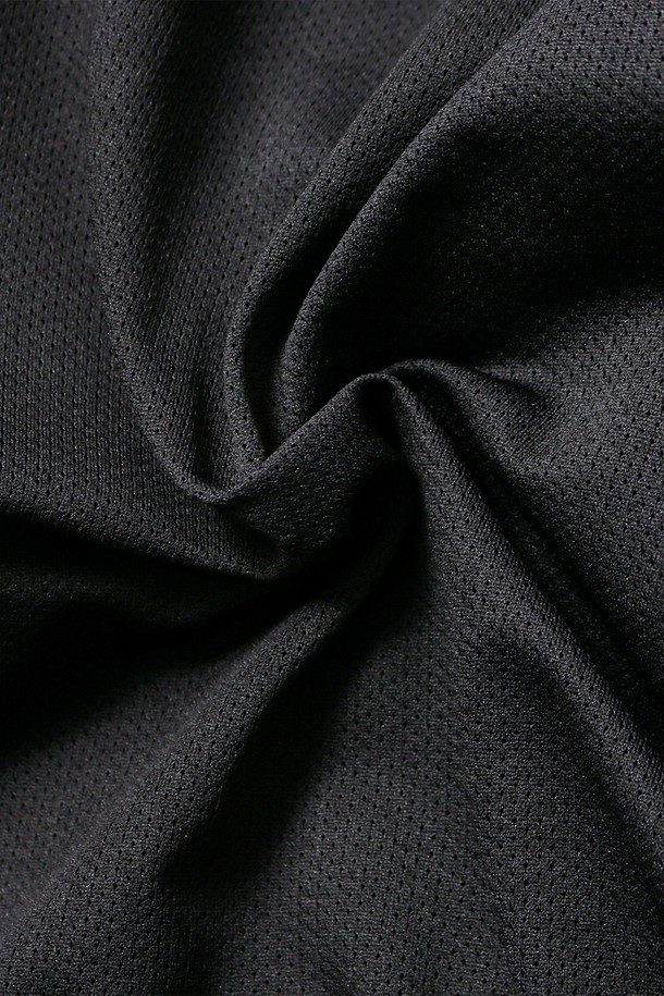 남녀공용 스포티브 배색 바람막이[BLACK](UB9UJ20_39)는 가볍고 활동적인 착용감을 제공하는 블랙 컬러의 바람막이입니다. 나일론 소재로 제작되어 얇고 부드러운 촉감이 특징이며, 방풍 기능을 갖춰 봄, 가을 간절기에 유용하게 활용할 수 있습니다. 스포티한 무드의 디자인으로, 러닝룩, 등산룩, 피트니스룩 등 다양한 스포츠 활동은 물론 캐주얼, 고프코어 스타일에도 잘 어울립니다. 오버핏으로 편안하게 착용 가능하며, 배색 디테일이 포인트로 들어가 디자인의 완성도를 높였습니다. 집업 스타일과 긴 소매 기장으로 활동성을 더했습니다.
