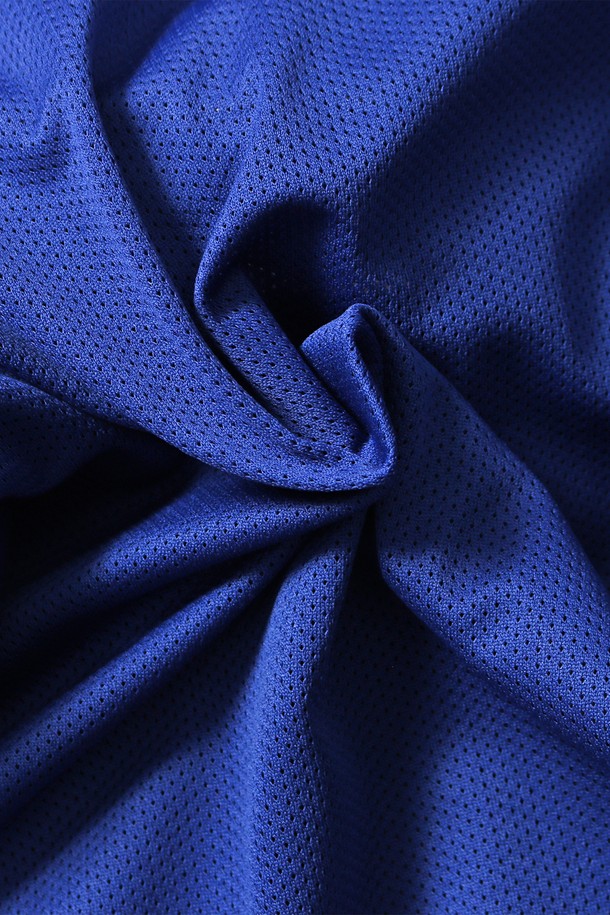 남녀공용 스포티브 배색 바람막이[블루]는 봄, 여름 시즌에 적합한 오버핏 바람막이입니다. 나일론 소재로 제작되어 가볍고 시원한 착용감을 제공하며, 일상 및 스포츠 활동 모두에 활용 가능합니다. 블루, 네이비, 화이트 컬러 배색과 크롭 기장, 긴소매 디자인으로 스포티한 스타일을 연출합니다. 스냅 여밈 방식과 얇은 두께, 컬러블록 디자인으로 포인트를 더했습니다. 활동적인 당신에게 스타일과 실용성을 동시에 선사하는 아이템입니다.
