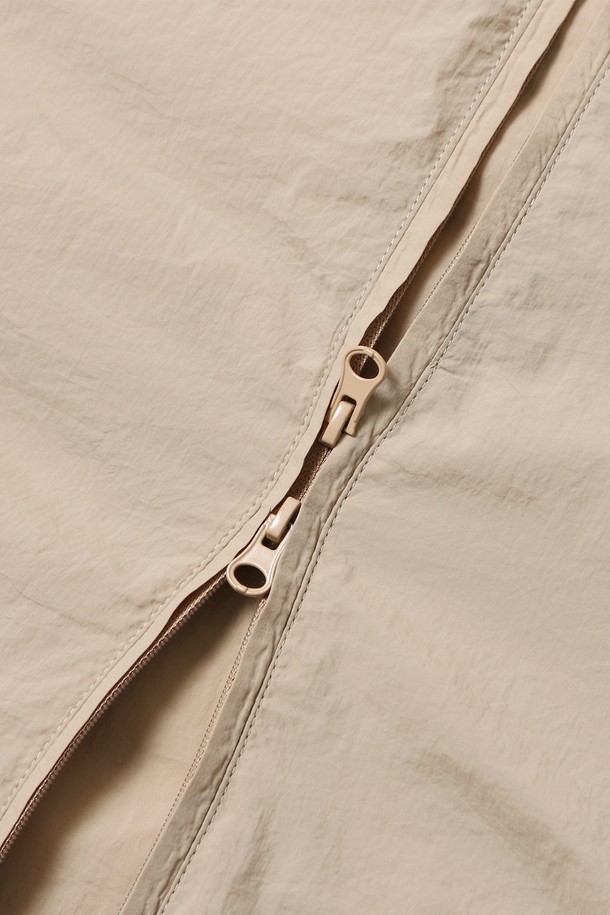 남녀공용 베이직 나일론 바람막이[BEIGE](UB9UJ90_25)는 가볍고 부드러운 촉감의 나일론 소재로 제작되어 봄, 가을 간절기에 활용하기 좋습니다. 베이직한 디자인과 레귤러 핏으로 캐주얼하고 미니멀한 스타일을 연출하며, 후드와 집업 여밈 방식으로 편안함을 더했습니다. 베이지 컬러에 로고 패턴이 포인트로 들어가 일상복은 물론 여행룩, 산책룩 등 다양한 TPO에 매치하기 좋습니다. 방풍 기능으로 갑작스러운 날씨 변화에도 쾌적하게 착용할 수 있습니다.
