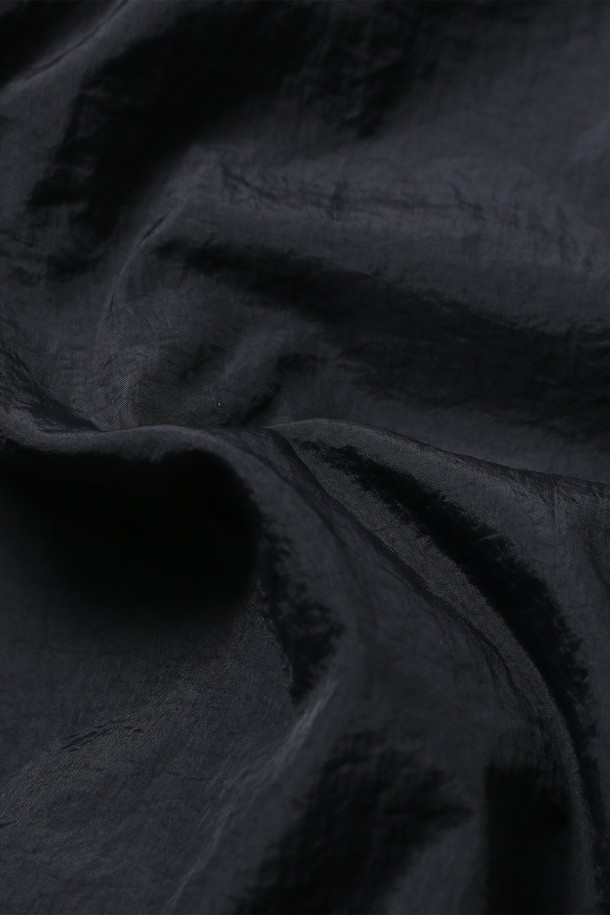 남녀공용 베이직 나일론 바람막이[BLACK](UB9UJ90_39)는 일상과 산책룩에 적합한 레귤러 핏 바람막이입니다. 무지 디자인의 블랙 컬러로, 캐주얼 및 미니멀 스타일을 연출하기 좋습니다. 부드러운 촉감의 얇은 두께감과 긴 소매 기장으로 간절기에 활용하기 좋으며, 집업 방식으로 편안하게 착용할 수 있습니다. 방풍 기능이 있어 쌀쌀한 날씨에도 쾌적하게 활동할 수 있습니다. 베이직한 디자인으로 다양한 스타일에 매치하기 용이합니다.
