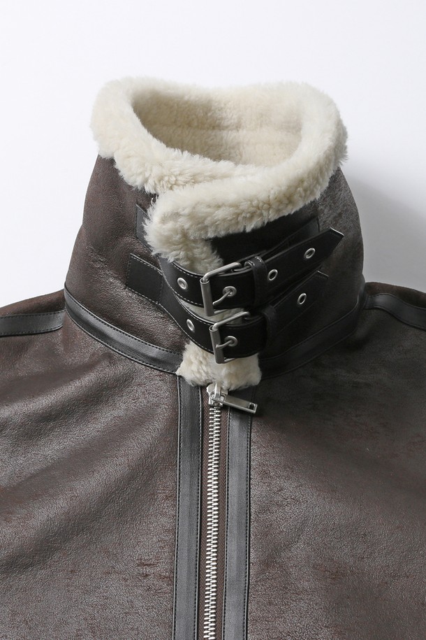 남녀공용 프레피 씰 로고 버클 무스탕[BROWN](UBAMU20_55)은 가을과 겨울에 따뜻하고 스타일리시하게 연출할 수 있는 아우터입니다. 브라운 컬러의 레귤러핏 무스탕으로, 캐주얼하면서도 프레피한 무드를 연출합니다. 안감은 퍼 소재로 제작되어 부드러운 촉감과 뛰어난 보온성을 제공하며, 긴 소매와 버클, 집업 여밈 방식으로 편안하게 착용할 수 있습니다. 씰 로고 패턴이 돋보이며, 데이트룩과 출근룩 등 다양한 TPO에 활용 가능합니다. 두꺼운 두께감으로 추운 날씨에도 따뜻함을 유지해 줍니다.
