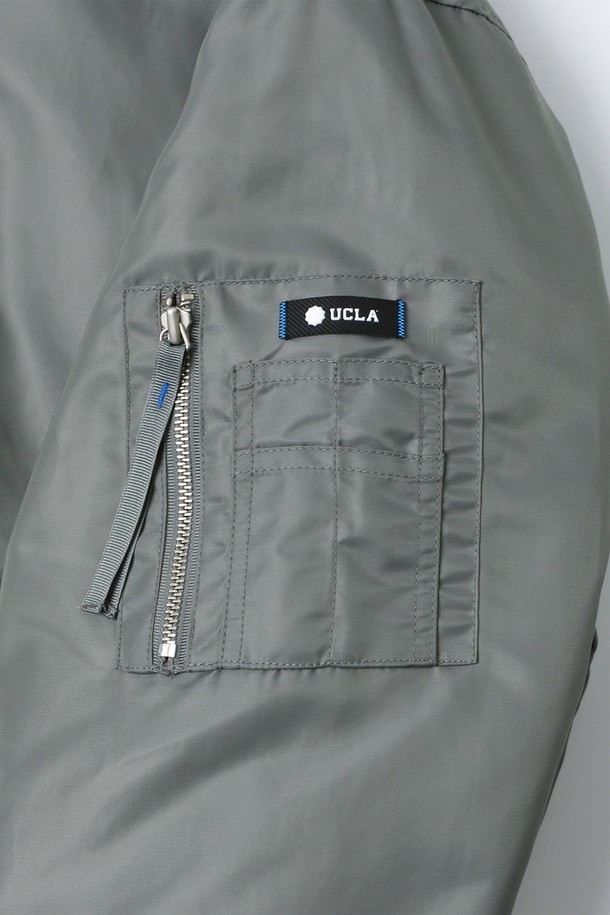 남녀공용 데일리 스몰로고 MA1 점퍼[GREY](UBAUJ22_35)는 캐주얼, 스포티 무드를 연출하는 남녀공용 점퍼입니다. 봄, 가을 시즌에 적합하며, 부드러운 촉감의 나일론 소재로 제작되었습니다. 레귤러핏으로 편안하게 착용 가능하며, 집업 스타일로 간편하게 여밀 수 있습니다. 크롭 기장에 스몰 로고 디테일이 돋보이는 MA1 스타일의 점퍼로, 데일리 및 일상복으로 활용하기 좋습니다. 그레이 컬러로 다양한 스타일과 쉽게 매치할 수 있습니다.
