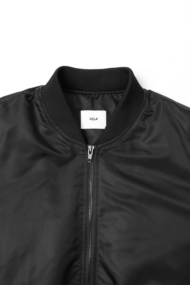 남녀공용 데일리 스몰로고 MA1 점퍼[BLACK](UBAUJ22_39)는 캐주얼, 스트릿, 미니멀 스타일을 즐겨 입는 분들을 위한 아이템입니다. 봄, 가을 시즌에 적합하며, 나일론 소재로 제작되어 부드러운 촉감을 선사합니다. 레귤러핏으로 편안하게 착용 가능하며, 집업 스타일로 간편하게 여밀 수 있습니다. MA1 점퍼 디자인에 스몰 로고 디테일이 더해져, 데일리룩에 포인트를 더해줍니다.