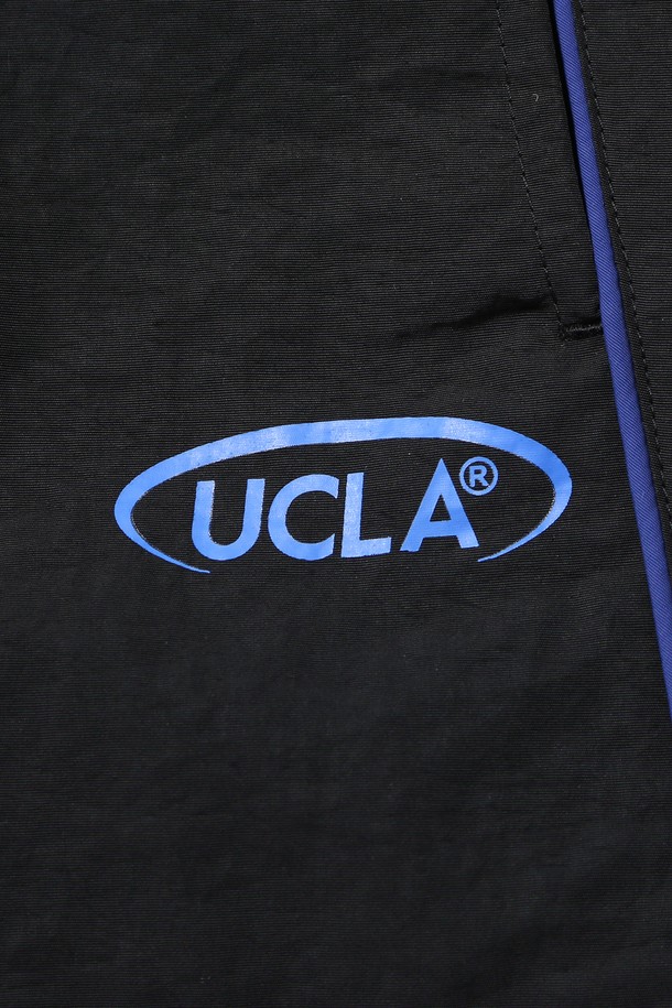 남녀공용 스포티브 배색 파이프 벌룬 와이드 팬츠[BLACK](UB9LP44_39)는 스포티한 무드의 블랙 컬러 와이드 벌룬 핏 팬츠입니다. 봄, 여름, 가을 시즌에 활용하기 좋으며, 일상복뿐만 아니라 피트니스룩, 캠핑룩 등 다양한 TPO에 매치할 수 있습니다. 밴딩 처리되어 편안한 착용감을 제공하며, 파이프 라인 디테일로 포인트를 더했습니다. 루즈핏으로 제작되어 활동성을 높였으며, 스포티, 캐주얼, 미니멀 스타일을 모두 소화할 수 있습니다.
