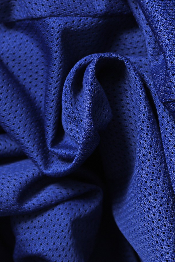 남녀공용 스포티브 배색 파이프 벌룬 와이드 팬츠[BLUE]는 봄, 여름 시즌에 활용하기 좋은 와이드 핏의 긴바지입니다. 스포티한 무드를 연출하며, 일상복으로 편안하게 착용할 수 있습니다. 허리 밴딩 처리로 활동성을 높였으며, 파이프 라인 배색 디테일이 돋보입니다. 루즈핏으로 제작되어 편안한 착용감을 선사하며, 미니멀하고 캐주얼한 스타일을 완성합니다. 블루 컬러로 시원하고 산뜻한 느낌을 줍니다.
