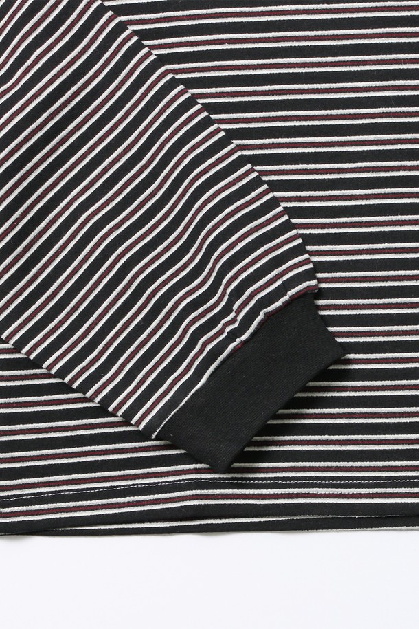 UCLA 여성 라운드 스트라이프 스웻 셔츠[BLACK]는 캐주얼하고 미니멀한 스타일을 추구하는 여성들을 위한 제품입니다. 부드러운 면 소재로 제작되어 편안한 착용감을 선사하며, 두꺼운 두께감으로 따뜻하게 입을 수 있습니다. 라운드넥과 긴 소매, 루즈핏 디자인이 특징이며, 크롭 기장으로 트렌디함을 더했습니다. 블랙 컬러 바탕에 스트라이프 패턴이 더해져 베이직하면서도 세련된 느낌을 줍니다. 봄, 가을, 겨울 모두 활용 가능한 활용도 높은 아이템입니다.
