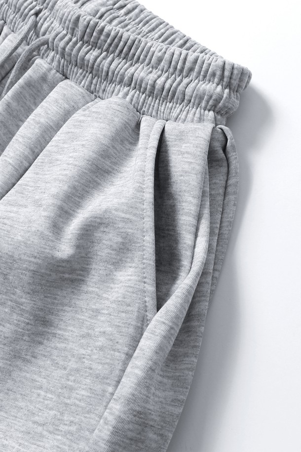 부드러운 면 소재로 제작되어 편안한 착용감을 선사하는 남성용 투턱 와이드 스트링 밴딩 반바지입니다. 캐주얼하고 베이직한 스타일로, 일상복으로 활용하기 좋습니다. 시원한 여름철에 적합하며, 루즈핏으로 편안하게 움직일 수 있습니다. 그레이 컬러의 무지 디자인으로 어떤 상의에도 잘 어울립니다. 허리 밴딩과 스트링으로 허리 사이즈 조절이 용이합니다.
