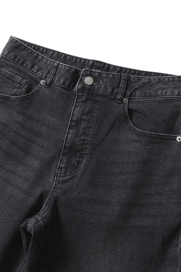 남성 세미 와이드핏 데님 팬츠(HB9DP07)는 캐주얼, 미니멀, 클래식 스타일을 아우르는 블랙 컬러의 데님 팬츠입니다. 봄, 가을에 적합하며, 일상복으로 활용하기 좋습니다. 세미 와이드핏으로 편안하면서도 트렌디한 핏을 연출합니다. 무지 디자인에 데님 소재로 제작되어 다양한 상의와 손쉽게 매치할 수 있습니다. 밴딩이 없는 긴 기장의 바지로, 스타일리시한 룩을 완성해보세요.
